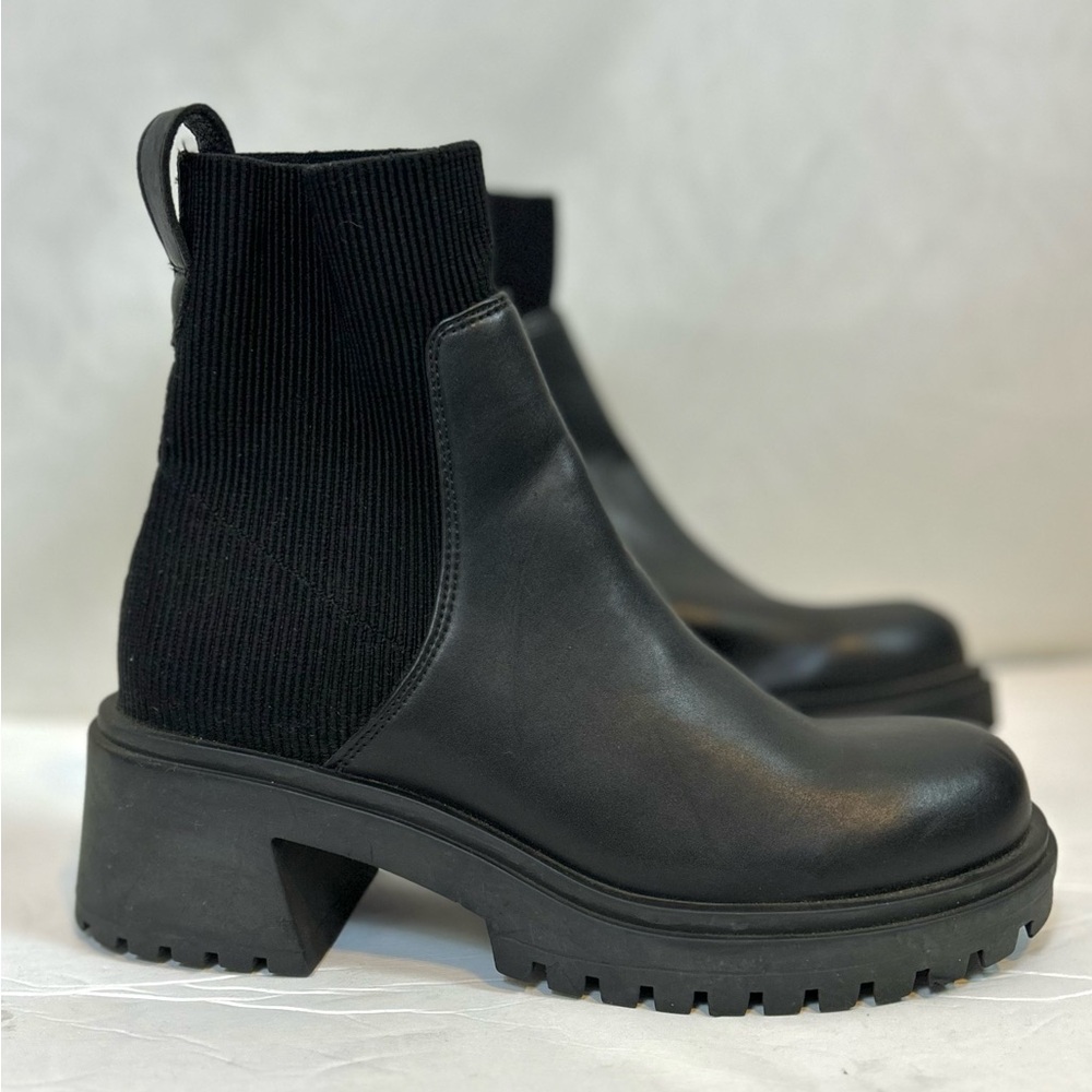 Steve Madden Holley Display Model Black Lug Sole Womens Ankle Booties / Size 8
